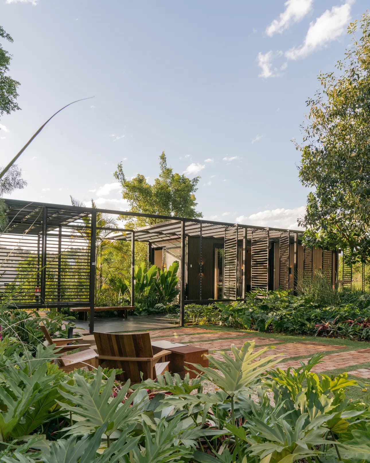 Casa Nativa, conjunto de módulos com estrutura de vidro no jardim