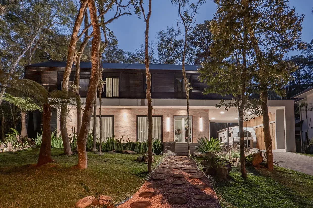 Casa Maldaner fotografada à noite, com o projeto de iluminação aceso